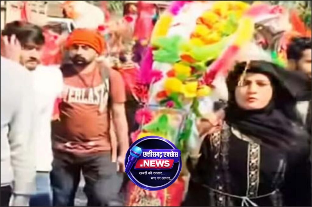 धर्म से ऊपर इंसानियत: पति के साथ कांवड़ उठाकर मिसाल बनी मुस्लिम महिला