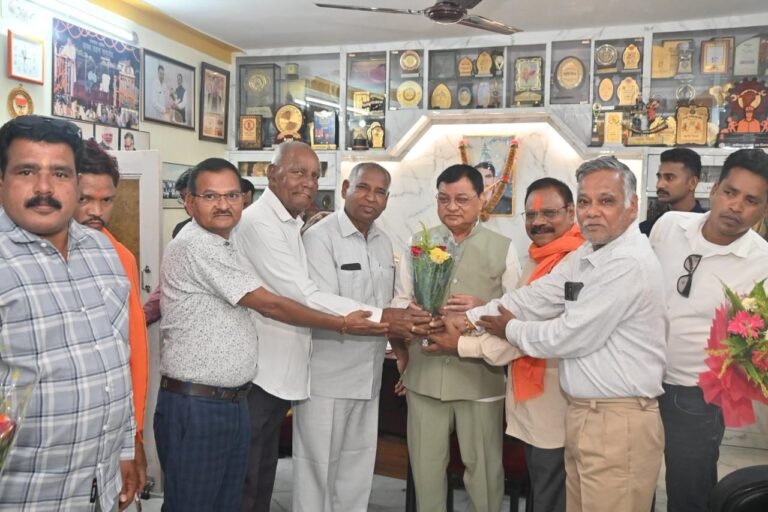 उद्योग मंत्री श्री देवांगन के जन्मदिन पर बधाई देने कार्यकर्ताओं एवं आम नागरिकों का उमड़ा हुजूम, जगह-जगह अभिनंदन एवं स्वागत