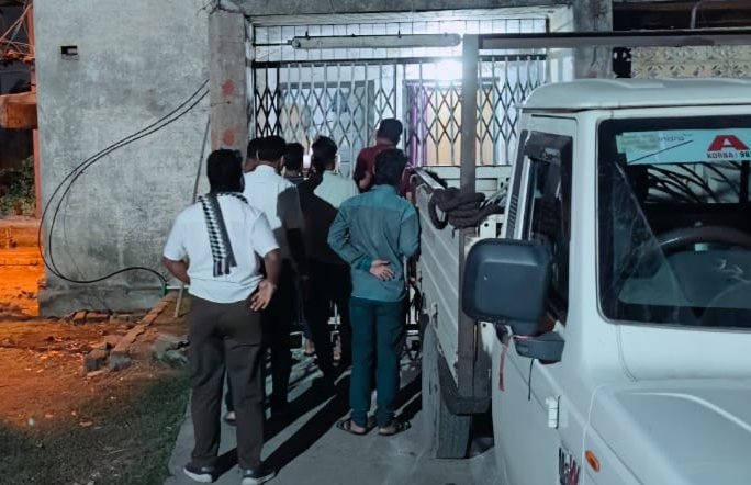 सर्वमंगला नगर में 9 घंटे से ब्लैक आउट, रात 11 बजे वार्ड पार्षद रामाधार पटेल सहित वार्ड वासी पहुंचे दर्री बिजली ऑफिस
