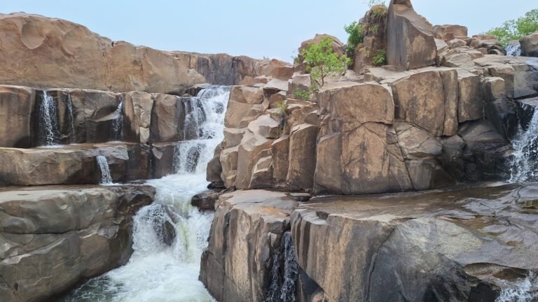 बारिश में खूबसूरती नहीं, खतरा भी दिखता है… इसलिए रहें सावधान, उफनते झरने, फिसलन भरी चट्टानें और गहराता पानी बन सकता है जानलेवा