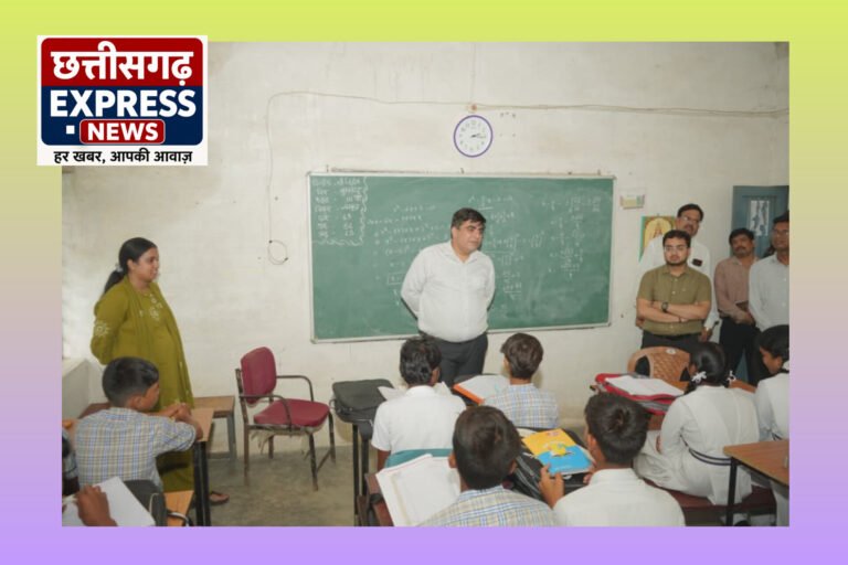 शिक्षक बन कलेक्टर ने पढ़ाया भौतिकी का पाठ, विद्यार्थियों से संवाद कर दिया परिश्रम कर आगे बढ़ने का ज्ञान