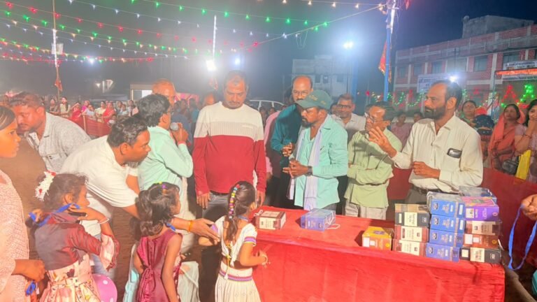 दुरपा के बड़े दशहरा मैदान में गरबा-डांडिया का भव्य समापन: प्रतिभागियों को मिला सम्मान